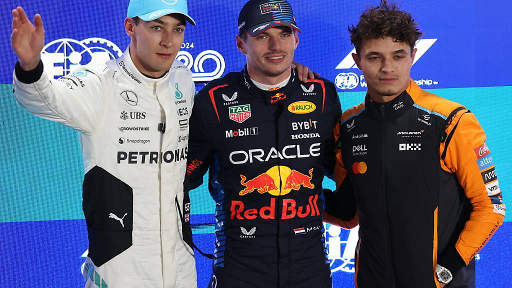 Max Verstappen (in der Mitte) muss die Pole-Position in Katar an Konkurrent George Russell (links) abgeben