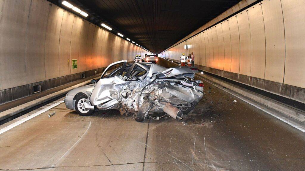 Das Pannenfahrzeug und dahinter das Auto, das sich nach dem Auffahrunfall überschlug.