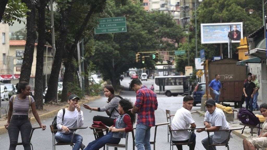 Studenten blockieren eine Strasse aus Protest gegen die Erhöhung der Studiengebühren in Caracas. (Archivbild)