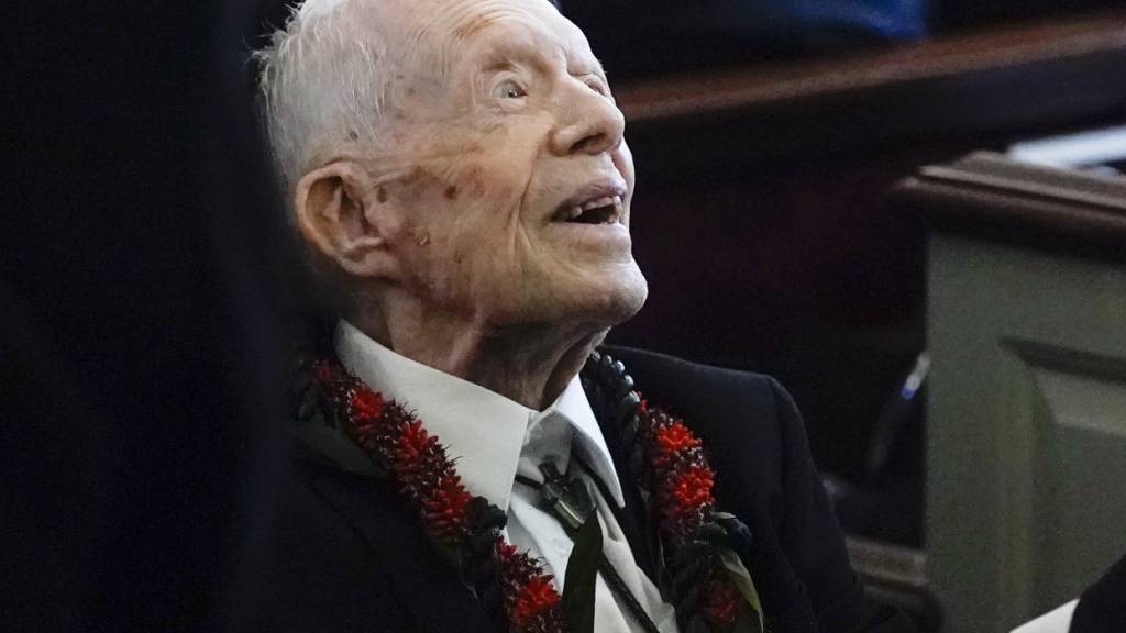 ARCHIV - Jimmy Carter, ehemaliger Präsident der Vereinigten Staaten, begrüßt nach der Trauerfeier für die ehemalige First Lady Rosalynn Carter die Gäste. Foto: Alex Brandon/AP Pool/dpa