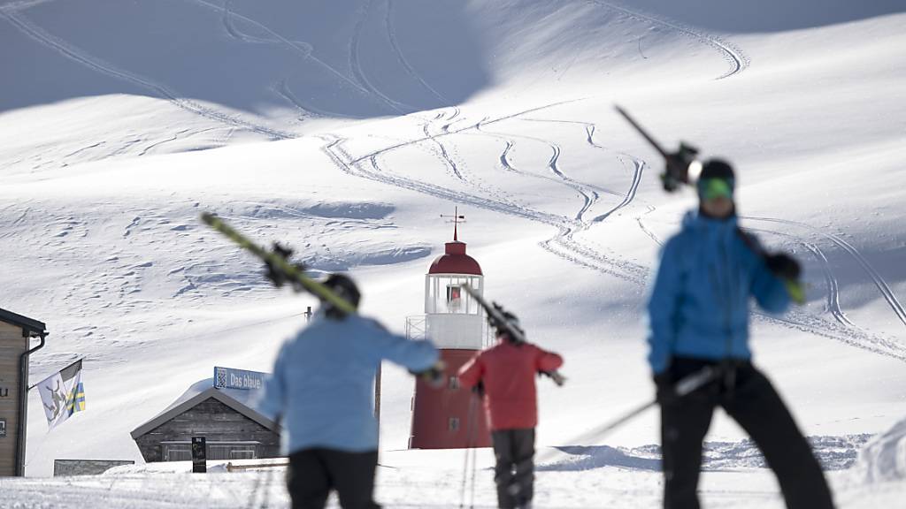 Immer mehr Skifahrer mieten für den Spass im Schnee die Skiausrüstung anstatt sich Skis oder Skischuhe zu kaufen.(Symbolbild)