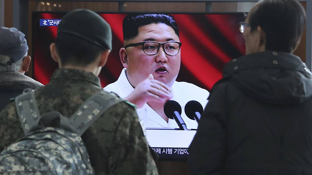 Südkoreanische Soldaten verfolgen eine Rede von Nordkoreas Machthaber Kim Jong Un am TV.