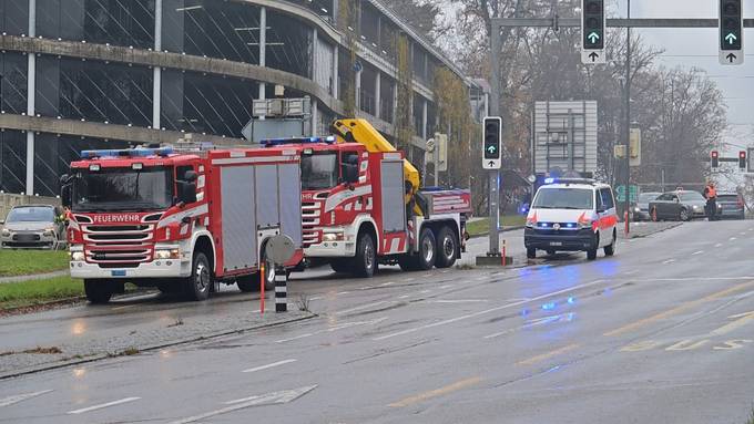 Auto kippt nach Unfall in Bern zur Seite – Lenkerin leicht verletzt