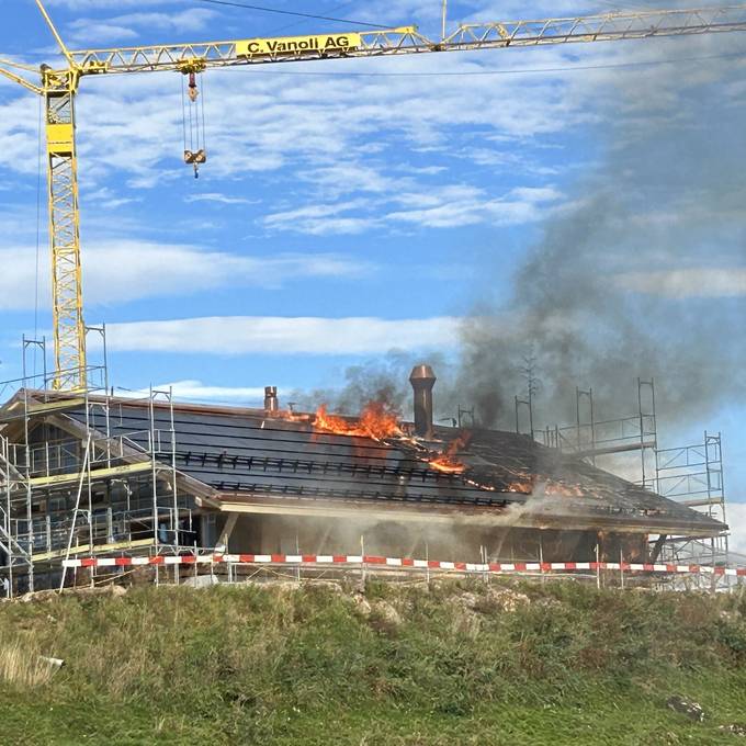 Dach stand in Flammen: Video zeigt die Löscharbeiten