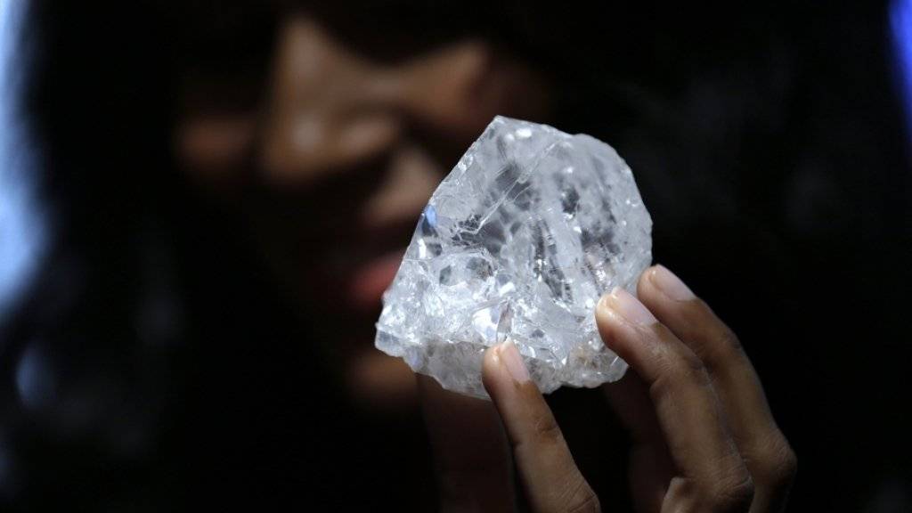 Die Bergbaugesellschaft Lucara Diamond hat einen Rohdiamanten für 63 Millionen Dollar verkauft. Der Diamant wurde im November vergangenen Jahres in Botswana gefunden. Aus dem gleichen Fund stammt der tennisballgrosse Diamant «Lesedi La Rona», der hier im Bild zu sehen ist. (Archiv)