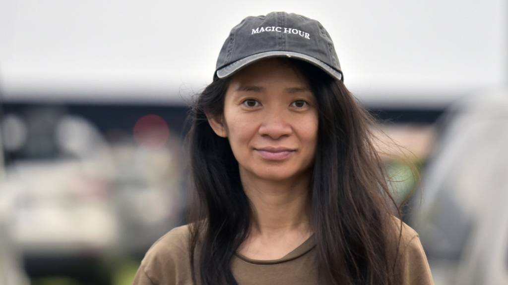 ARCHIV - Chloé Zhao, Regisseurin, nimmt an einer Drive-In Filmvorführung ihres Films «Nomadland» im Rose Bowl Stadion teil. Die in Peking geborene Filmemacherin gilt bei der 93. Oscar-Verleihung (Academy Awards) als Top-Favoritin für den Regiepreis. Foto: Richard Shotwell/Invision/AP/dpa