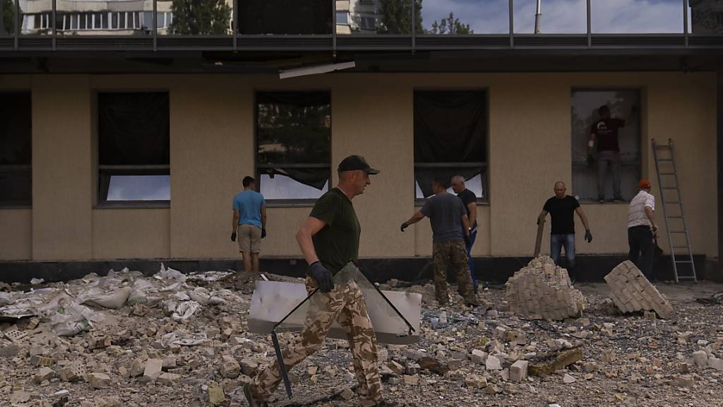 Bei den Angriffen wurde in Kiew auch ein Regierungsgebäude getroffen. Foto: Jae C. Hong/AP