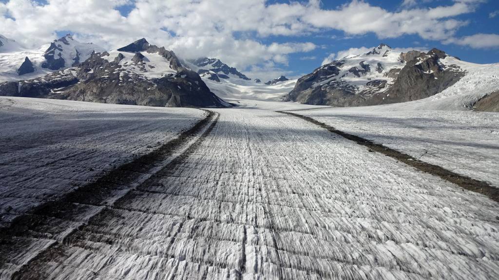 Der Eisverlust des Grossen Aletschgletscher im Kanton Wallis war im Jahr 2021 vergleichsweise moderat: Dort schmolz eine Eisschicht von zwei bis drei Meter im Sommer ab.