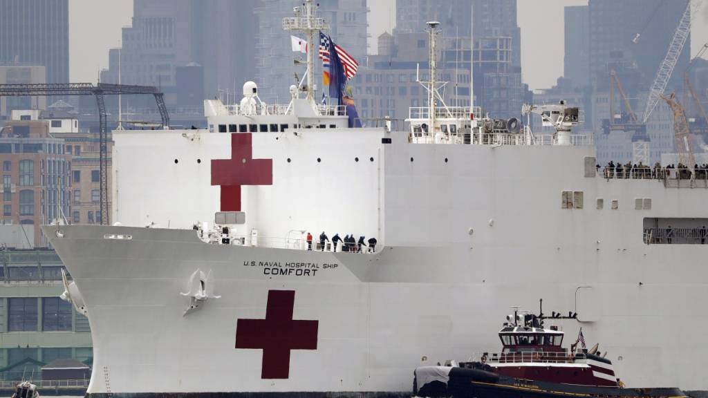 ARCHIV - Das US-Lazarettschiff «USNS Comfort» im Hafen von New York City (Archivbild). Foto: Seth Wenig/AP/dpa