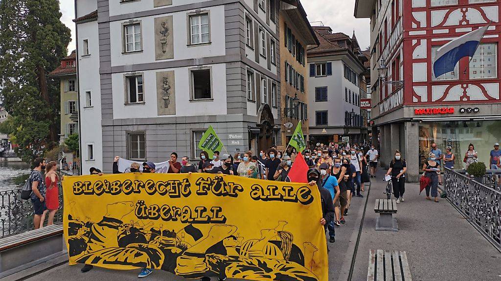 Rund 200 Personen haben am Dienstagabend in Luzern für mehr Selbstbestimmung von Flüchtlingen demonstriert.