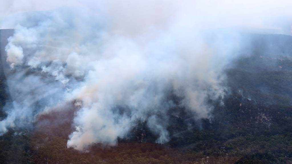 Smoke from bushfires can be seen north of Beaufort, near Ballarat in Victoria, Saturday, February 24, 2024. Firefighters are continuing to battle a large bushfire in western Victoria with authorities concerned conditions in the coming week will be the worst in four years. (AAP Image/Pool, David Crosling) NO ARCHIVING