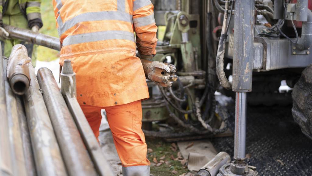 Die Bauarbeiten für die Erdsondenbohrungen auf der Aemtlerwiese mussten wegen Rekursen unterbrochen werden. (Symbolbild)