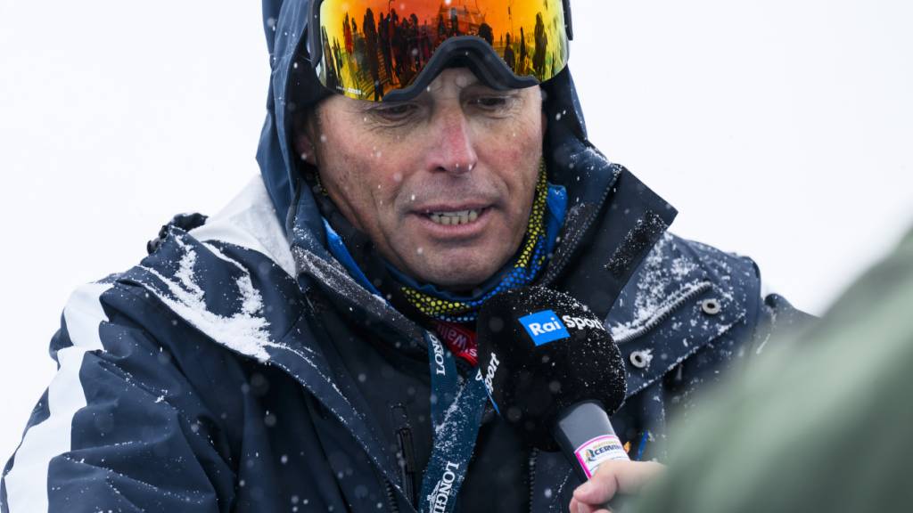 Der langjährige FIS-Renndirektor Markus Waldner im November 2023 in Cervinia im TV-Interview