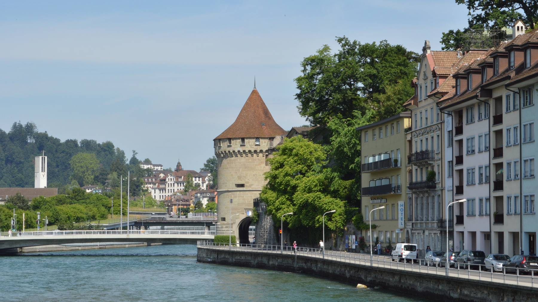 St. Karliquai mit dem Nölliturm in der Stadt Luzern.