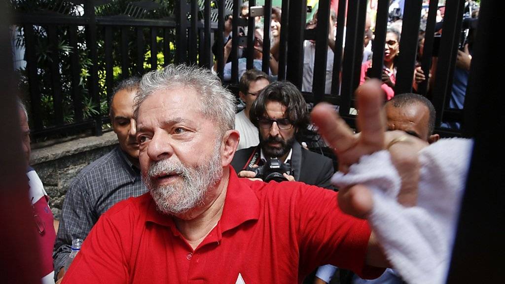 Die Schlinge zieht sich allmählich zu um den früheren brasilianischen Präsidenten Luiz Inácio Lula da Silva, im Volk einfach nur: Lula (in einer Aufnahme vom 5. März mitten unter Anhängern).
