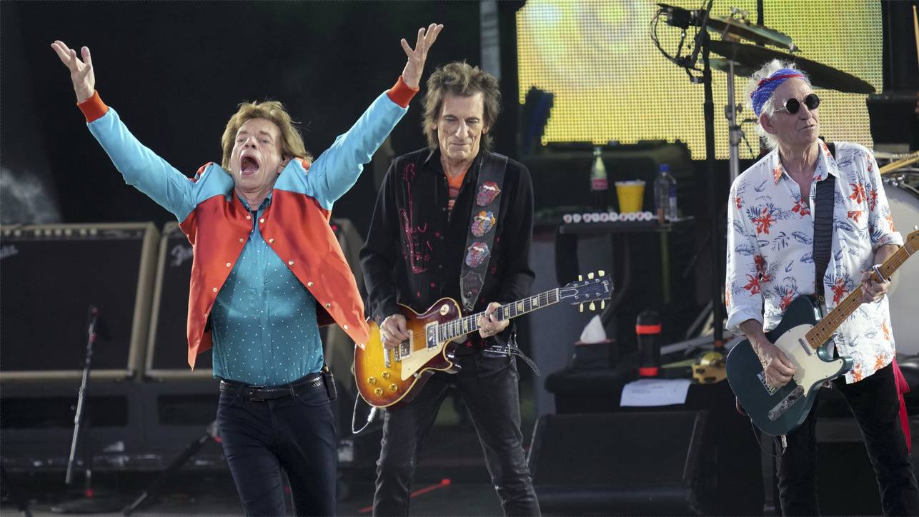Mick Jagger, Ronnie Wood, und Keith Richards - «The Rolling Stones,» hier bei ihrem letzten Konzert von der «Sixty» European Tour in Berlin, Aug. 3, 2022. Auf heute hat die Band angekündigt ihr neustes Album zu enthüllen. Über erneute Auftritte machte die Band keine Angaben (AP Photo/Michael Sohn, File)
