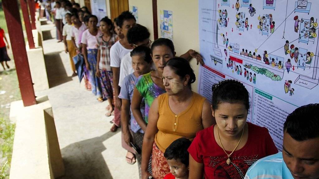 Wähler warten vor den Wahllokalen in Myanmars ersten freien Parlamentswahlen seit 25 Jahren.