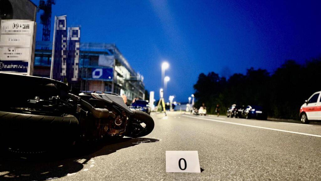 Ein Motorradfahrer hat sich laut Polizei am Mittwochabend in Wallisellen bei einem Selbstunfall schwer verletzt.