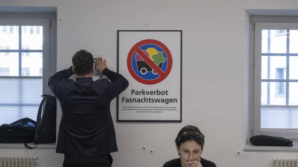 Die Verbotstafel für Fasnachtswagen ist auch dieses Jahr an der Stadtluzerner Fasnacht zu sehen.