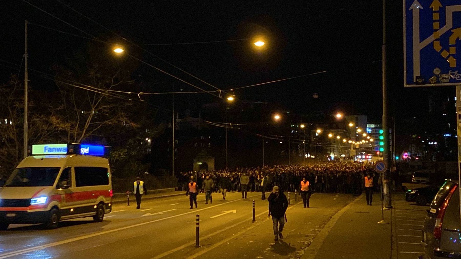 Die Roter-Stern-Fans auf der Lorraine-Brücke.