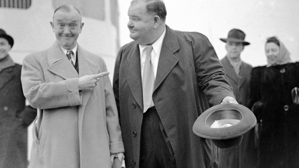 Stan Laurel (l) und Oliver Hardy, hier 1947 an Bord der Queen Elizabeth, kommen in einem neuen Film zu Ehren (Archiv)