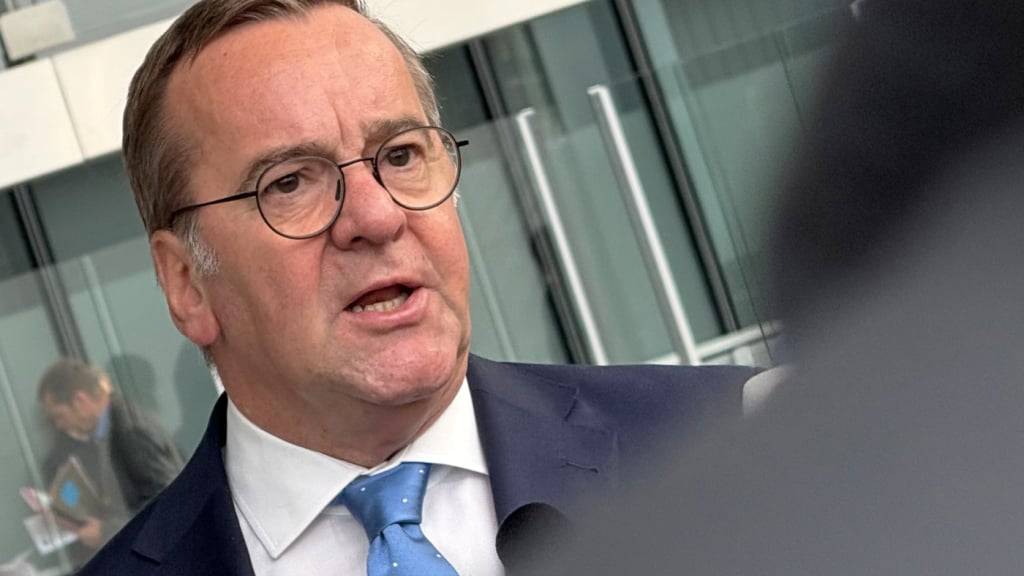 Bundesverteidigungsminister Boris Pistorius (SPD) gibt vor dem Treffen der Nato-Verteidigungsminister im Nato-Hauptquartier ein Pressestatement. Foto: Helena Dolderer/dpa