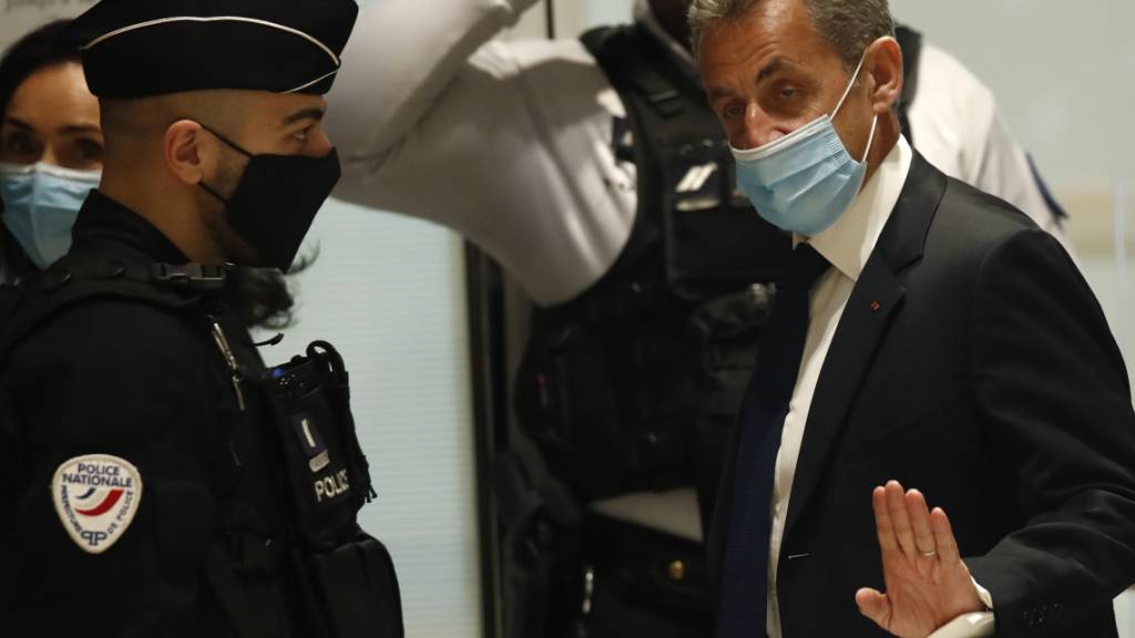 dpatopbilder - Nicolas Sarkozy, ehemaliger Präsident von Frankreich, trifft im Gerichtssaal ein. Im aufsehenerregenden Prozess gegen Frankreichs ehemaligen Präsidenten Sarkozy wird an diesem Montag das Urteil erwartet. Der 66-Jährige muss sich mit zwei weiteren Beschuldigten wegen mutmaßlicher Bestechung und unerlaubter Einflussnahme verantworten. Foto: Michel Euler/AP/dpa