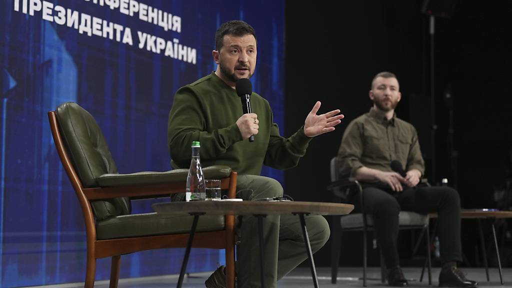 Wolodymyr Selenskyj (l), Präsident der Ukraine, beantwortet während einer Pressekonferenz Fragen von Journalisten. Foto: Evgeniy Maloletka/AP/dpa