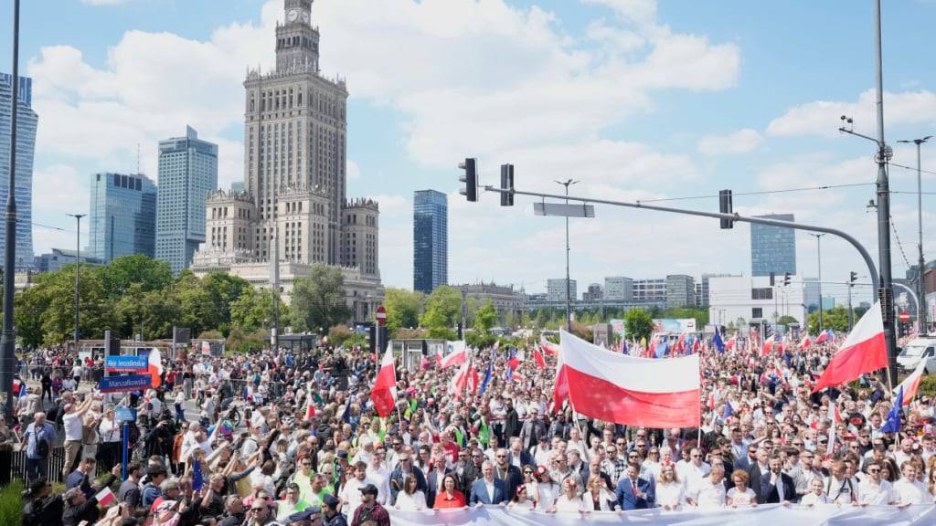 Anhänger des liberalen Präsidentschaftskandidaten Trzaskowski nehmen an einer Demonstration teil. Foto: Czarek Sokolowski/AP/dpa