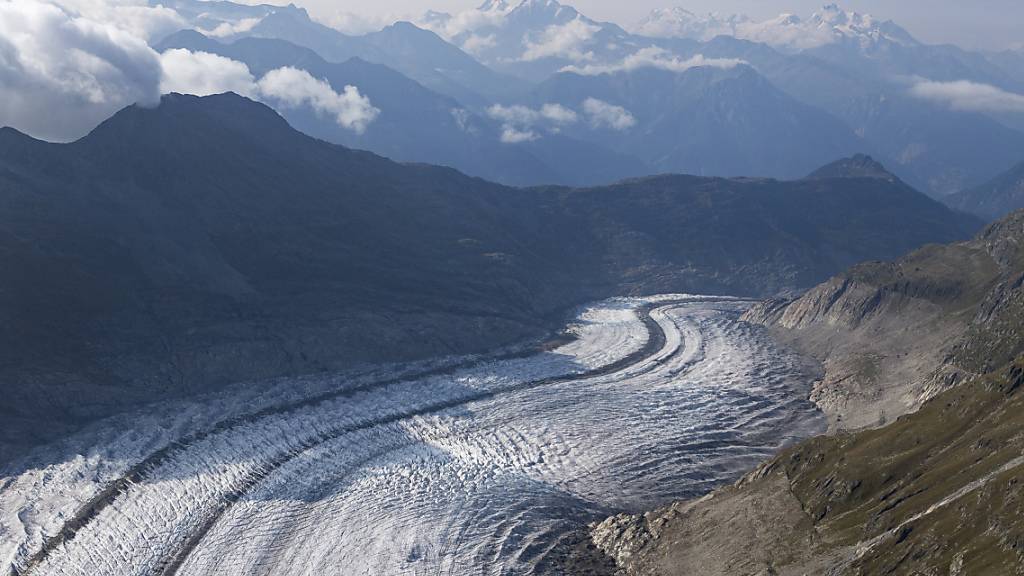 Bei der gegenwärtigen Geschwindigkeit werden die europäischen Gletscher - hier der Aletschgletscher im Wallis - bis 2050 um die Hälfte geschrumpft sein (Archiv).