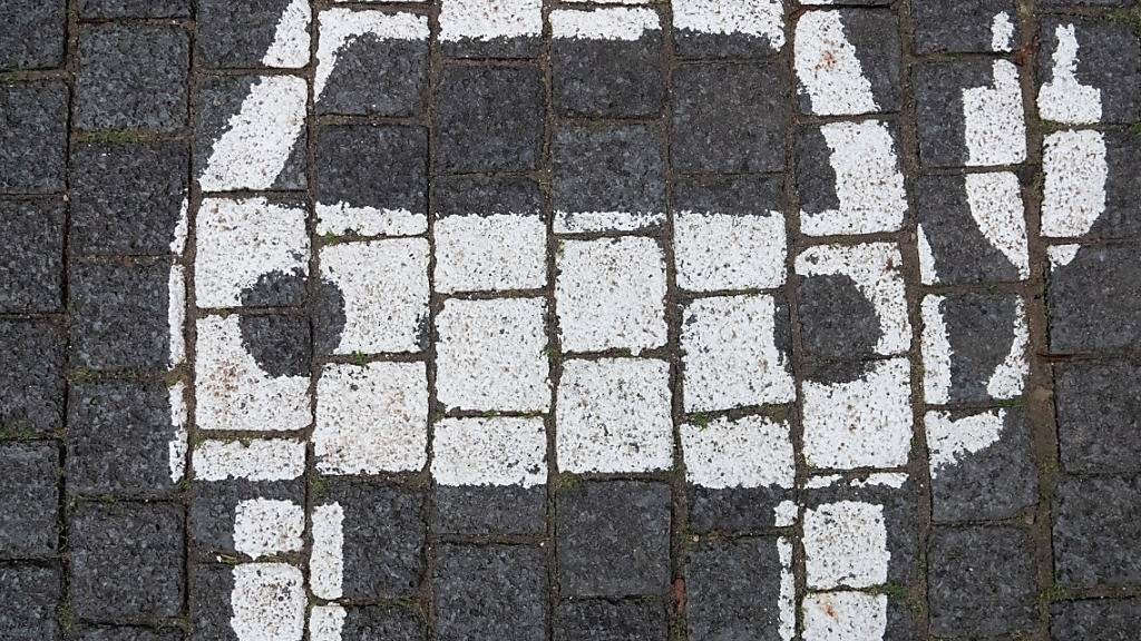 Die CO2-Emissionen im Schweizer Strassenverkehr nahmen im vergangenen Jahr ab - auch wegen der zunehmenden Zahl an Elektrofahrzeugen. (Themenbild)