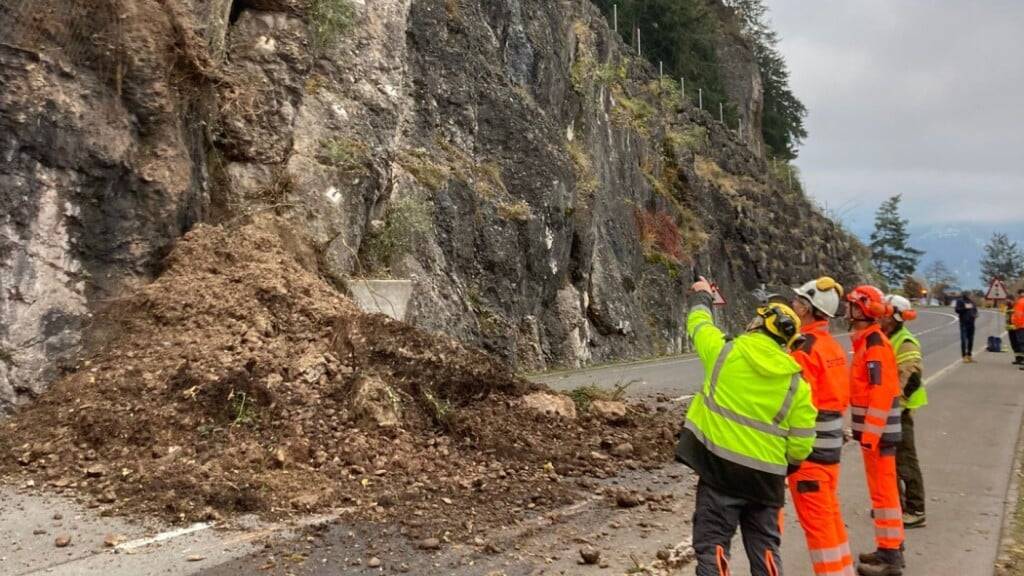 Bei Weggis haben sich rund 30 Kubikmeter Erd- und Felsmaterial gelöst und die Seestrasse verschüttet.