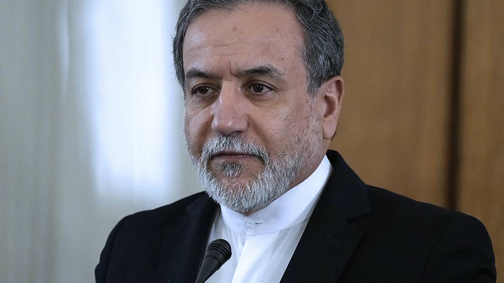 ARCHIV - Der iranische Außenminister Abbas Araghtschi nimmt an einer gemeinsamen Pressekonferenz mit seinem turkmenischen Amtskollegen teil. Foto: Vahid Salemi/AP/dpa
