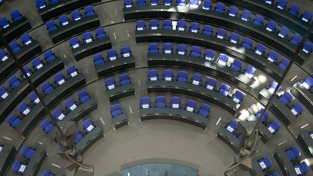 «Bitte nicht benutzen»-Schilder auf den Sitzen im deutschen Parlament: Bundestag und Bundesrat beraten unter speziellen Bedingungen über einen Nachtragsetat zur Finanzierung der Corona-Hilfspakete.