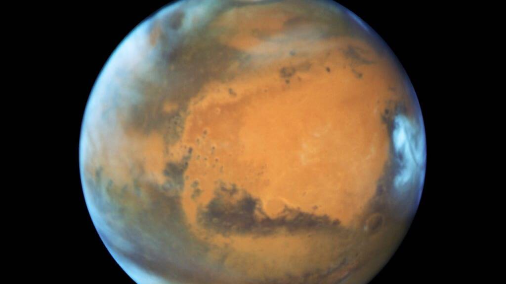 Ein Fotos des Mars, aufgenommen mit dem Hubble-Teleskop: Der rote Planet besass früher wohl nur einen Mond. Aus diesem entstanden später durch eine katastrophale Kollision mit einem anderen Himmelskörper zwei kleine Monde: Deimos und Phobos. (Archivbild)