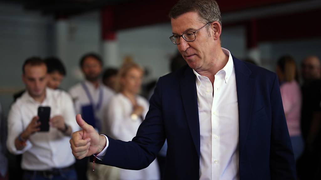 Alberto Nunez Feijoo, Vorsitzender der konservativen Volkspartei (PP) und Kandidat für das Amt des Regierungspräsidenten, zeigt nach seiner Stimmabgabe für die Parlamentswahl den Daumen hoch. Foto: Manu Fernandez/AP/dpa