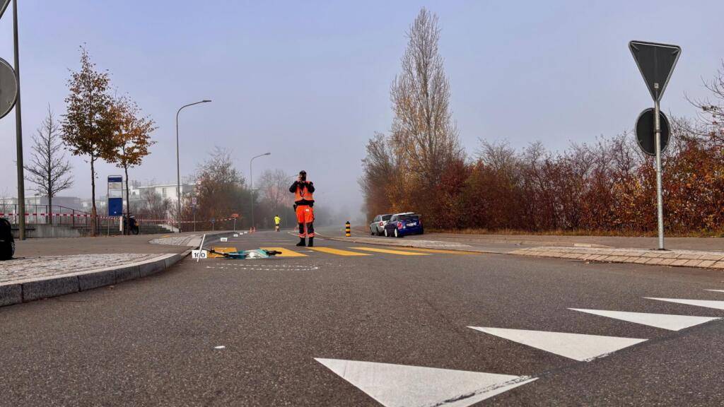 In Volketswil ist ein 6-jähriger Knabe von einem anfahrenden Lastwagen erfasst worden.