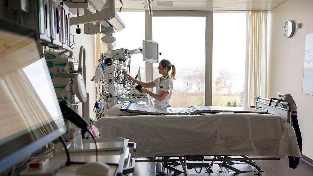 Eine Pflegefachfrau bei der Arbeit auf einer Intensivpflegestation. Der Kanton Solothurn unterstützt die Ausbildung von Pflegefachleuten mit jährlich 2 Millionen Franken zusätzlich. (Archivbild)