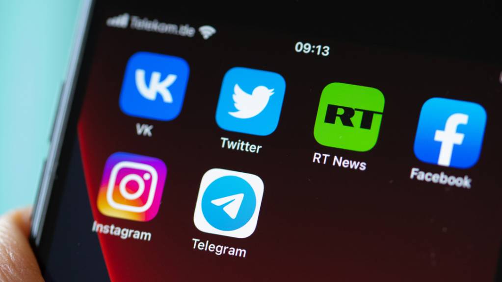 ARCHIV - Auf dem Bildschirm eines Smartphones sind die Logos der Apps VKontakte (oben l-r), Twitter, RT News, Facebook, Instagram (unten l-r) und Telegram zu sehen. Foto: Fernando Gutierrez-Juarez/dpa-Zentralbild/dpa