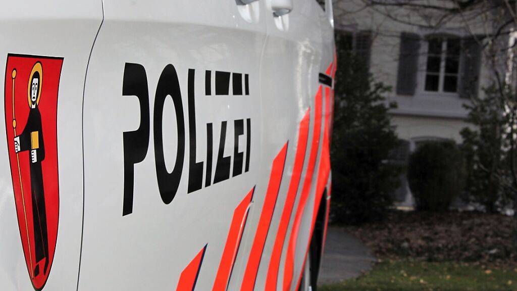In Ennenda im Glarnerland ist ein 15-jähriger Schüler von einer Gruppe Jugendlicher mit einem Messer bedroht und überfallen worden. Die Polizei sucht Zeugen (Symbolbild).