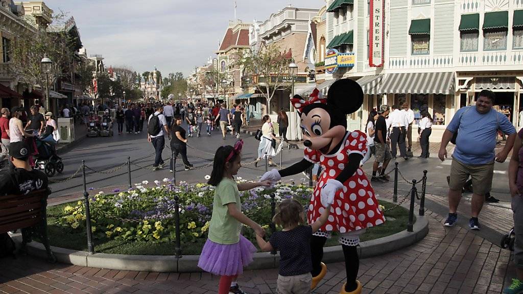 Minnie Mouse tanzt mit Besuchern im Vergnügungspark Disneyland im kalifornischen Anaheim. (Archivbild)