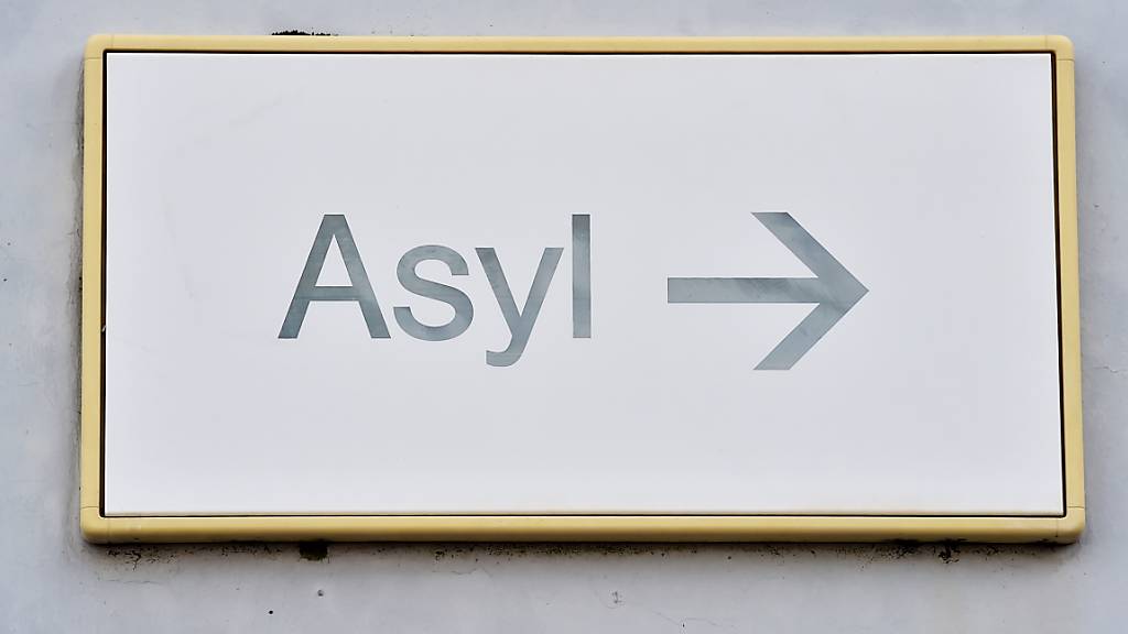 ARCHIV - Ein Schild mit der Aufschrift «Asyl» hängt in der Landeserstaufnahme in Karlsruhe für Asylbewerber (LEA) an einer Wand. Foto: Uli Deck/dpa