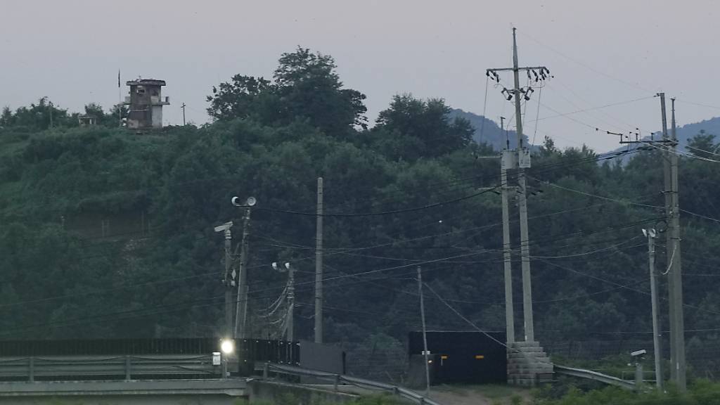 ARCHIV - Ein nordkoreanischer Wachposten bei Paju. Ein US-Amerikaner überquerte im Juli ohne Erlaubnis die innerkoreanische Grenze und wurde daraufhin festgenommen. Foto: Ahn Young-joon/AP/dpa