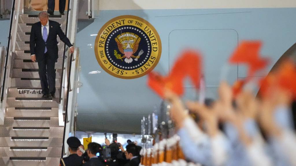 US-Präsident Donald Trump kommt in Peking an. Foto: Mark Schiefelbein/AP/dpa