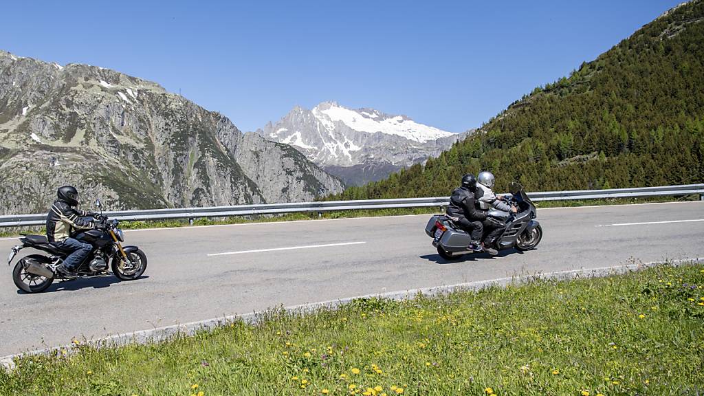 Motorradfahrer auf der Oberalppassstrasse. (Archivaufnahme)