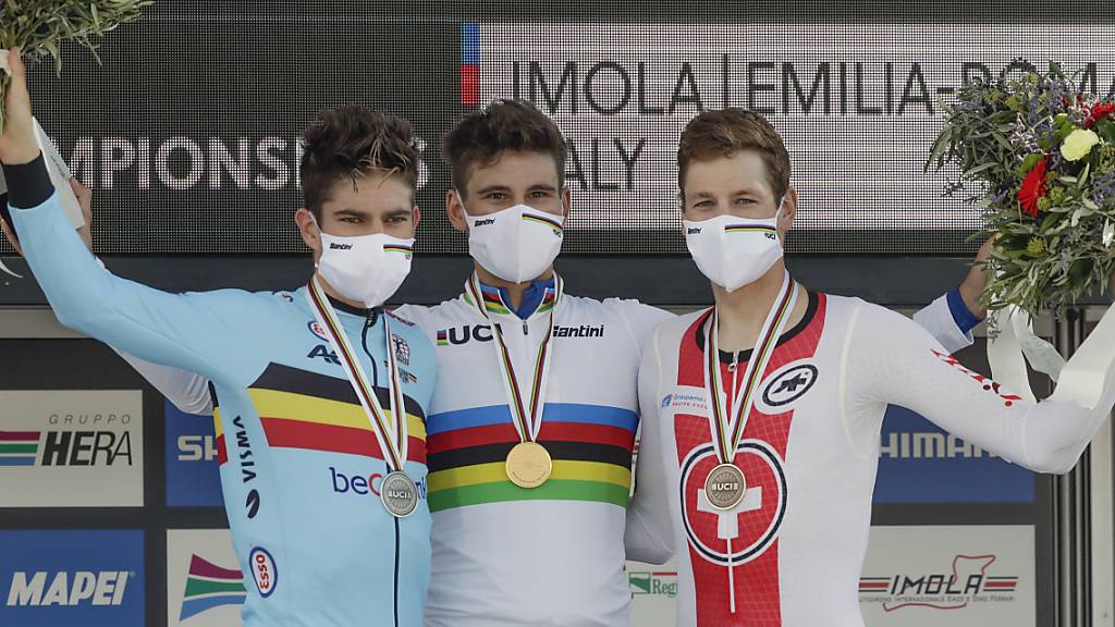 Das WM-Podest im Zeitfahren: Weltmeister Filippo Ganna (Bildmitte) aus Italien wird vom zweitplatzierten Belgier Wout van Aert (links) und dem Bronze-Gewinner Stefan Küng flankiert