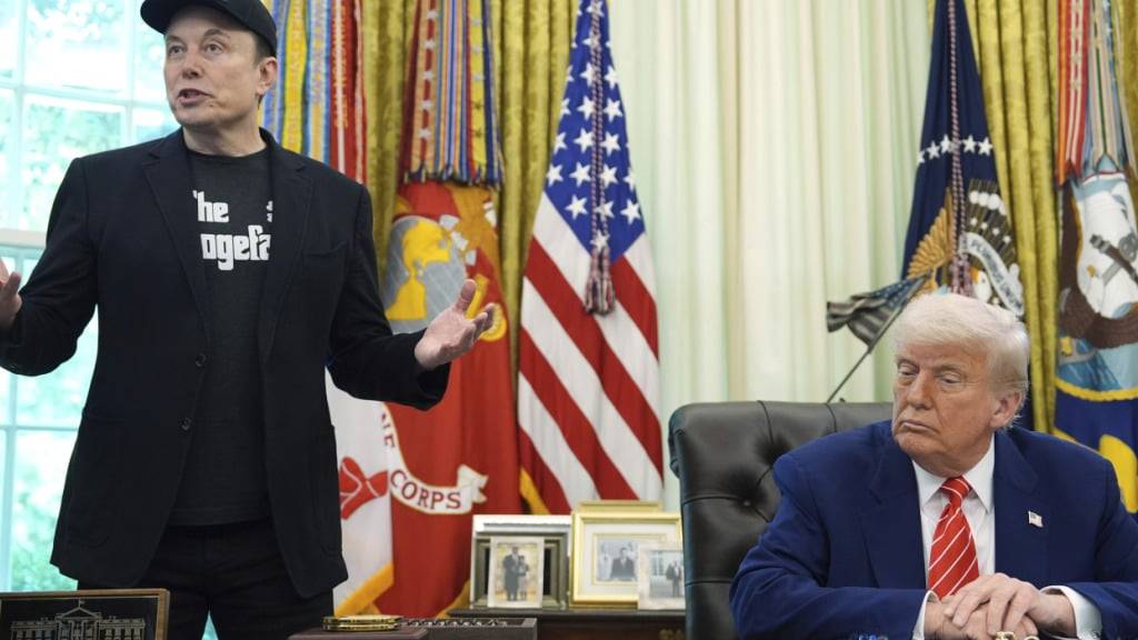 Auslöser für das Zerwürfnis von Tech-Milliardär Elon Musk (links) und US-Präsident Donald Trump war ein Streit über das von Trump vorangetriebene Steuer- und Haushaltsgesetz. (Archivbild)