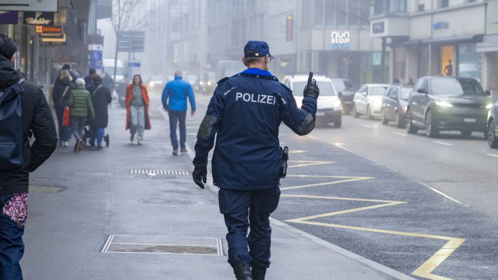Stefan Odermatt, einer der Zuger Ortspolizisten, unterwegs in der Stadt Zug: Mit seiner Präsenz soll er das Sicherheitsgefühl der Bevölkerung stärken.
