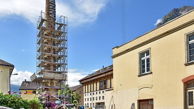 32 Meter hoher Anna-Göldi-Turm in Glarus enthüllt