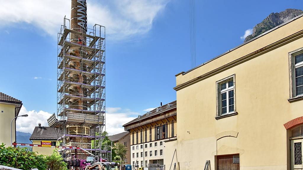 Der Hochkamin mit dem Schriftzug «ANNA» ist am Donnerstag in Glarus/Ennenda enthüllt worden.